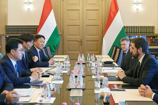 조현철(왼쪽 두번째) 롯데알미늄 대표가 24일(현지시각) 헝가리 외교통상부에서 미쟈르 레벤테(오른쪽 두번째) 외교통상부 차관, 에쉭 로베트르(오른쪽 첫번째) 투자청장 등과 양극박 생산공장 건설과 관련한 투자 미팅을 하고 있다.  롯데알미늄 제공